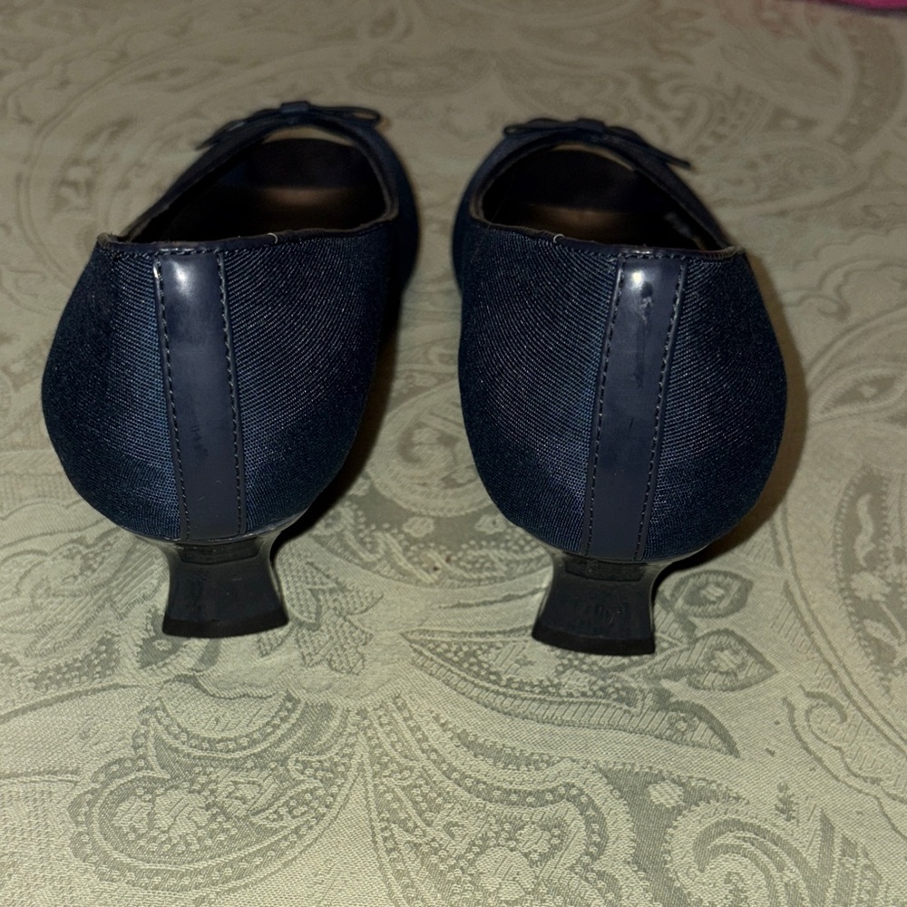 Life Stride Women’s Size 7.5 Shoes Navy Blue Linen Peep Toe 2” Heels Bow Detail - Picture 9 of 11